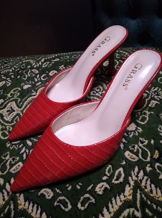 Qizil Narmalni Kablukli Oyoq Kiyim Sotiladi Xalli Kiyilmagan