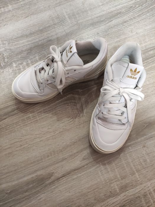 Оригинални маратонки на Адидас естественоа кожа  в отлично състояние