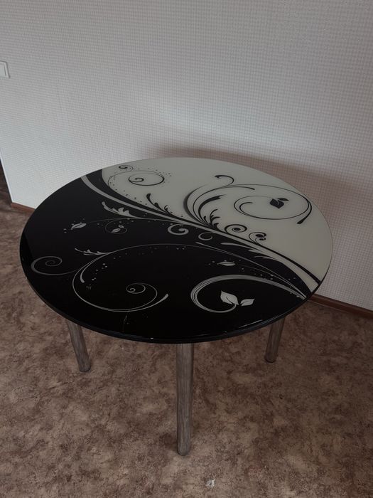 Стол стеклянный, торг есть