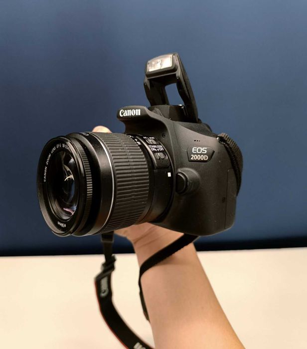 Canon EOS 2000D DSLR Фотоапарат- Перфектно състояние, като чисто нов.