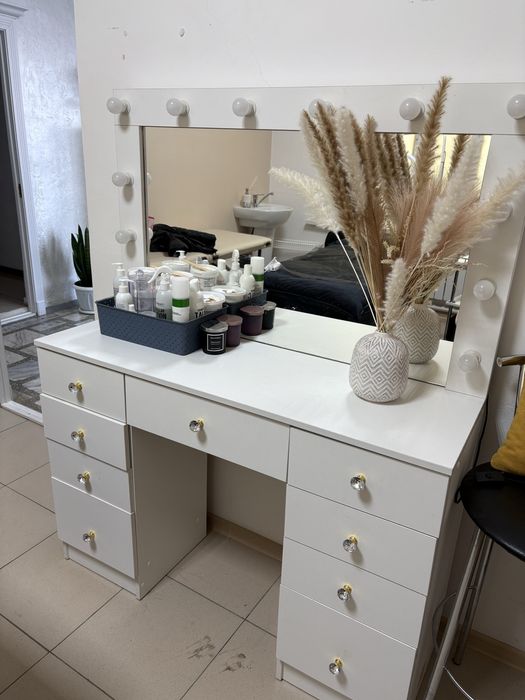 Туалетный стол,визажный стол