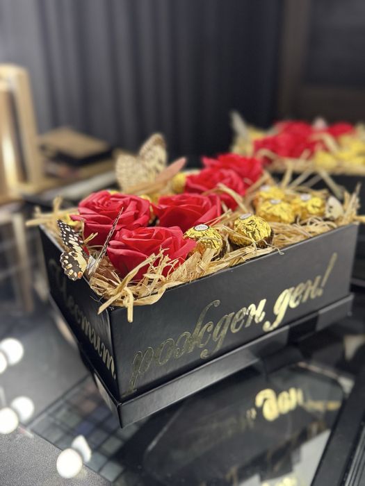 Мечета, букети, сърца и кутии с букви от вечни рози