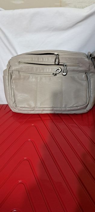 Сумочка женская с мягкой кожей и многочисленными карманами