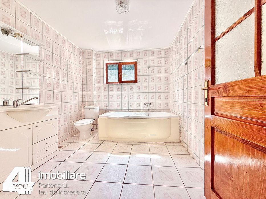 Clădire în Moneasa cu 9 camere: pensiune, azil bătrâni, casă vacanță