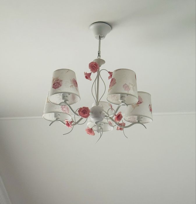 Продам люстру розовая