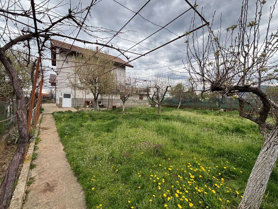 Самостоятелна къща с двор и гараж в Кюстендил