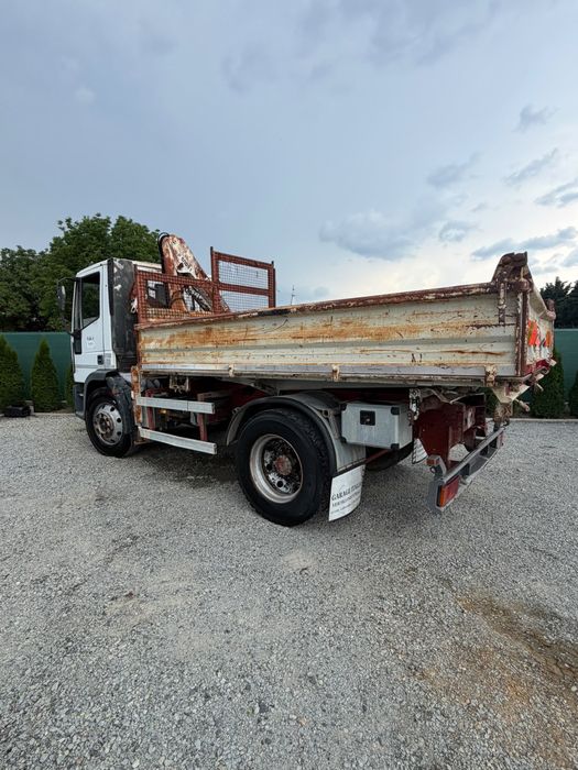 Camion basculabil cu macara