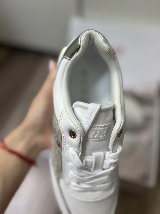 Vand adidasi Guess originali