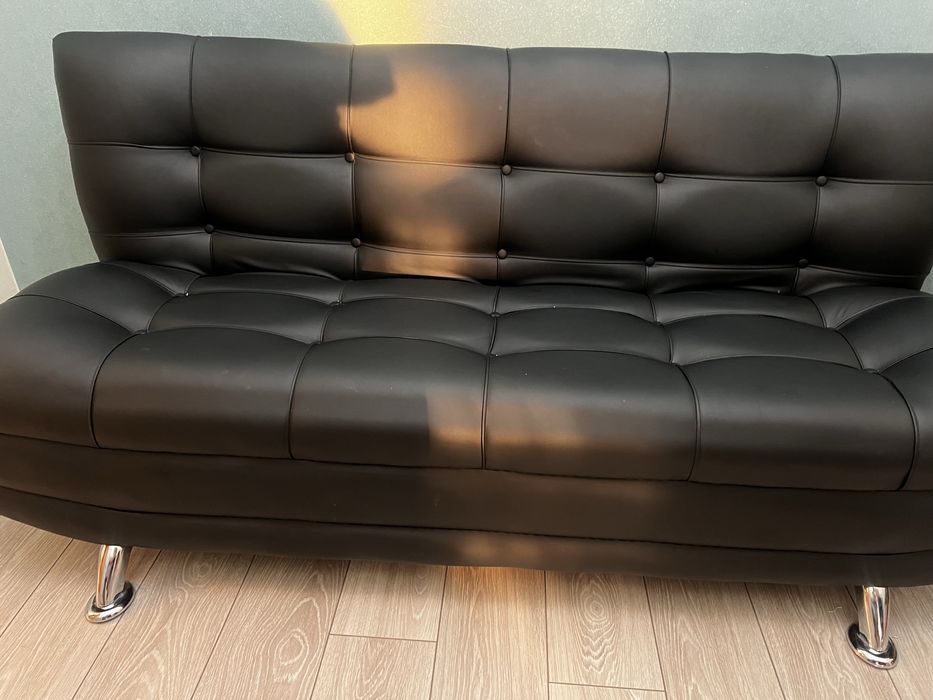 Диван черного цвета экокожа.