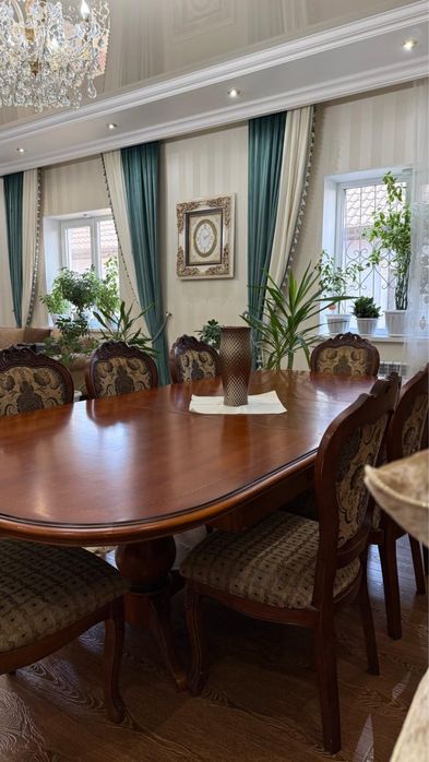 Обеденный гостевой стол