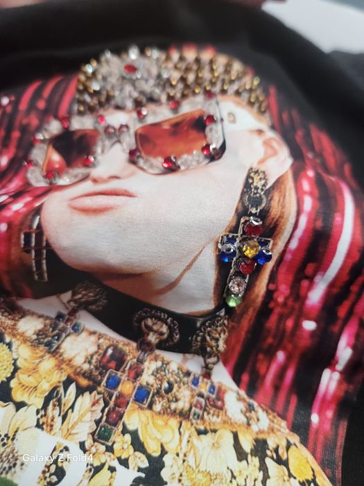 Италианска тениска  с дантела ръкав  ,камъни и дантела