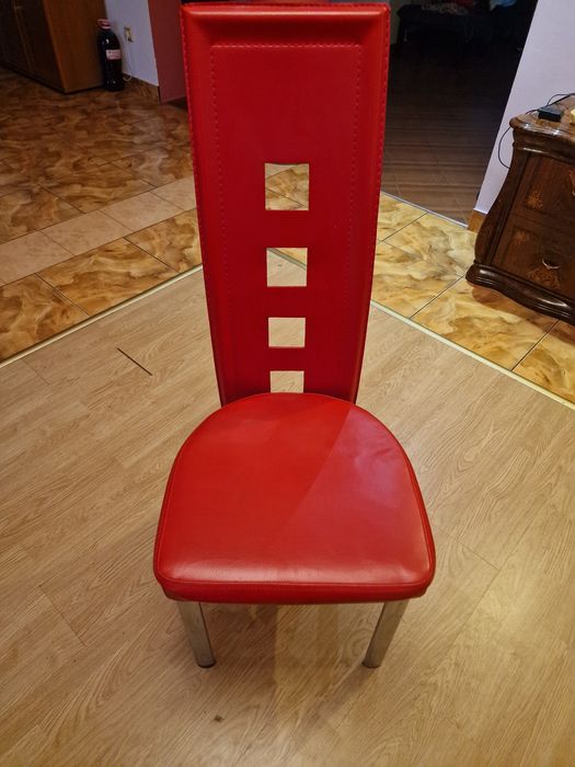 Scaun de culoare roșie