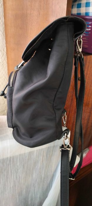 Продавам черна дамска раничка