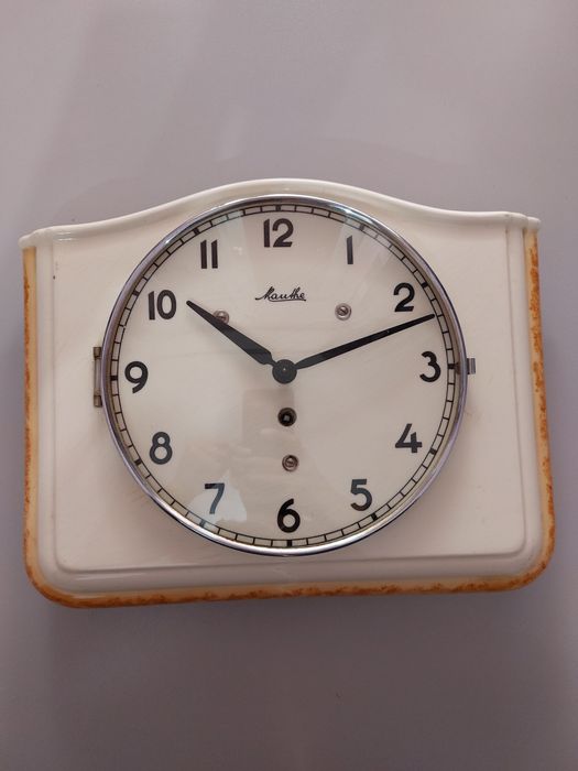 Порцеланов часовник Mauthe