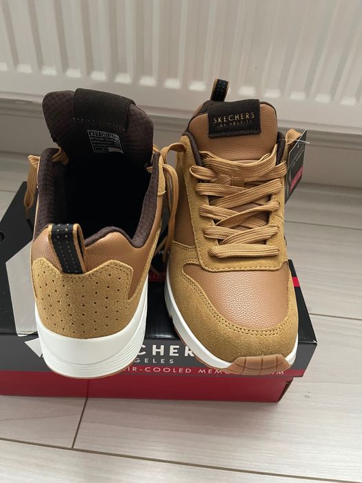 Vând pantofi skechers street