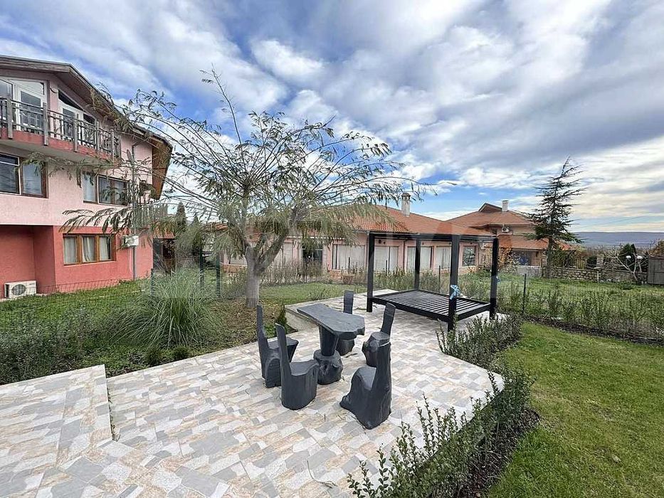 Просторна къща с басейн в село Рогачево