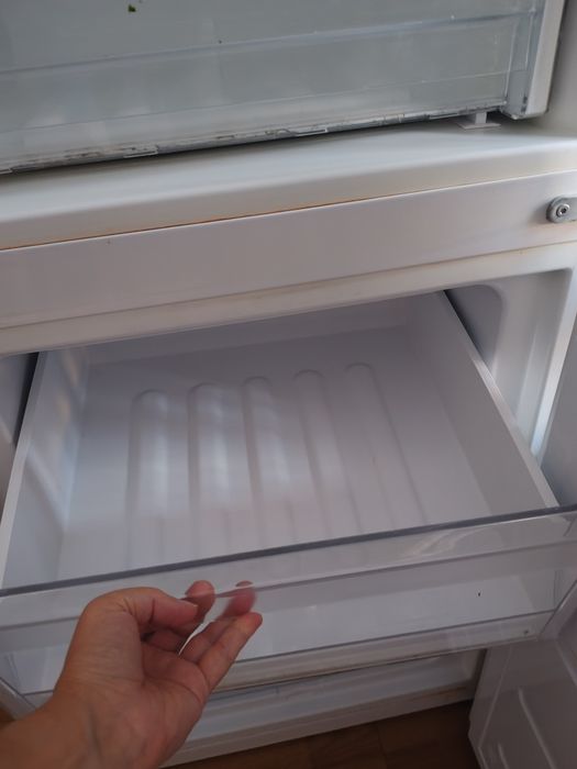 Vând frigider whirlpool