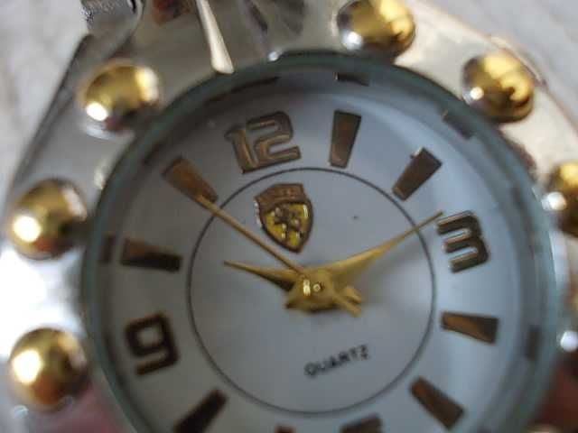 Красив дамски часовник Peugeot