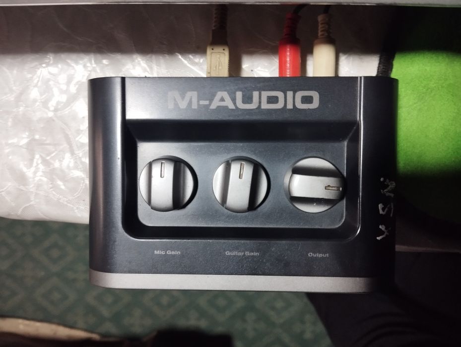 Zvukavoy karta va mikrafon sotiladi