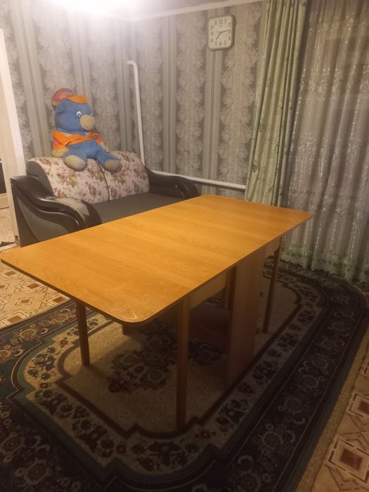 Продам столик раздвижной в хорошем состоянии