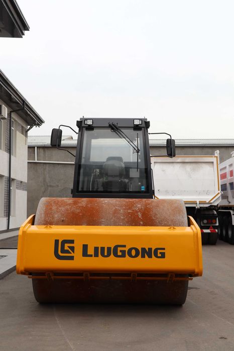 Кучли ва ишнчли 14 тонналик каток  CLG6114E, базамизда