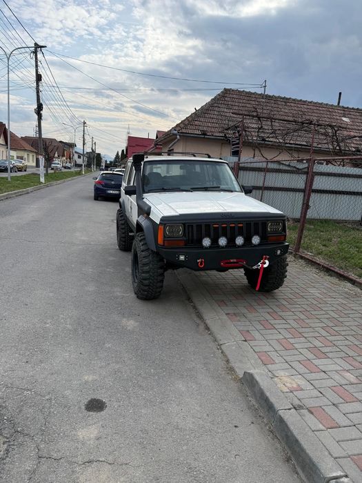 Vând jeep Cheroke pregăti offrod 6700euro