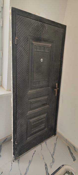 Наружная дверь почти новая