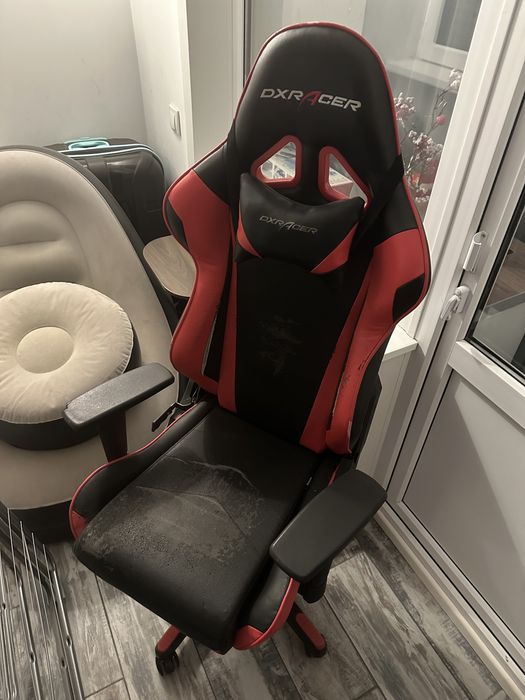 игрвоое кресло dxracer потертый