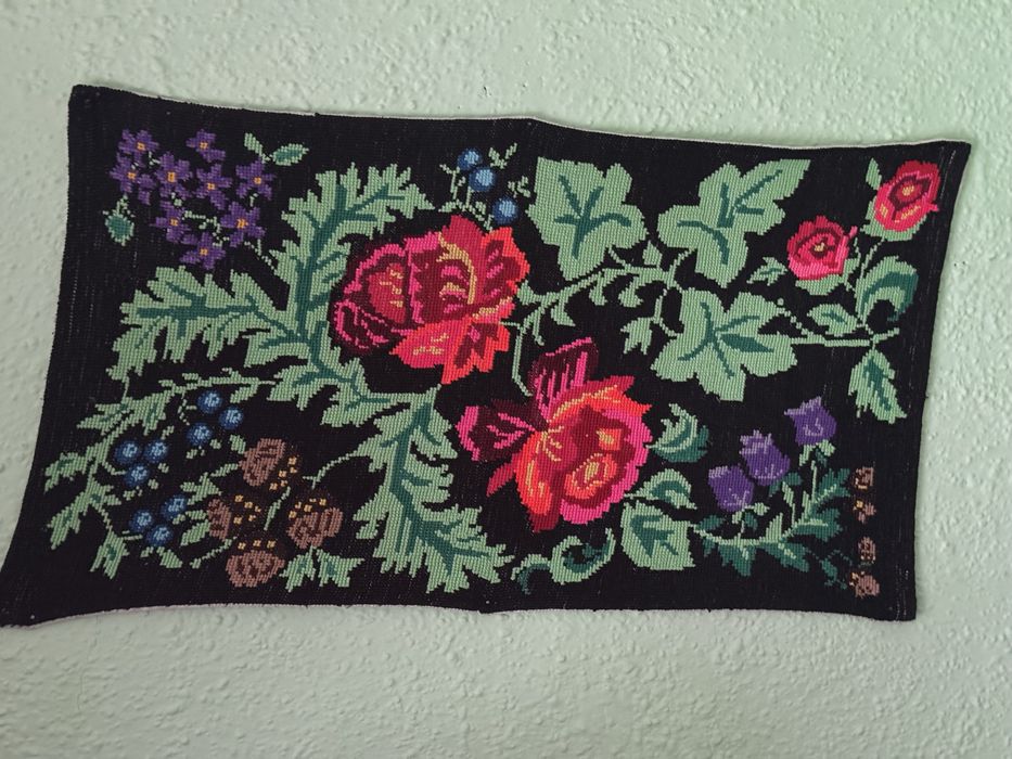 Macate și covoare tradiționale colorate,lucrate manual.