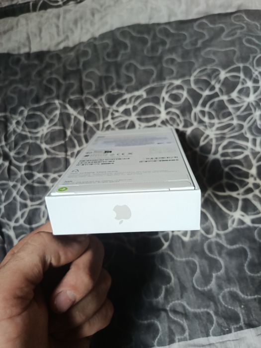 Продам iPhone 17e новый Белый 8/256