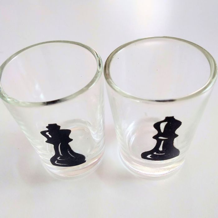 Шах от стъклени чашки