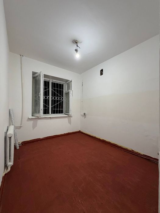 Чилонзар 9-кварталда узимни квартира сотилади 1 хона 1-этаж срочно