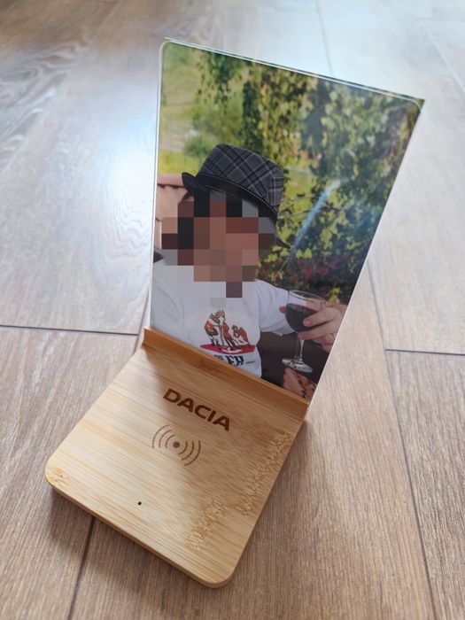 Cadoul perfect: încărcător wireless gravat Dacia, cu ramă foto integrată