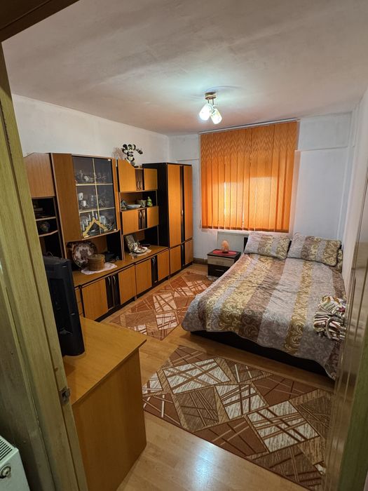 Apartament(3 camere, 2 bai, 60mp) + garaj10mp