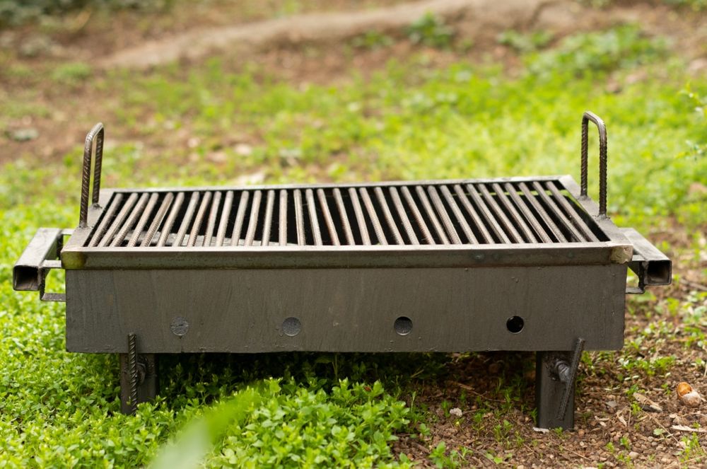 Grătar metalic solid – construcție durabilă, ideal pentru utilizare intensă