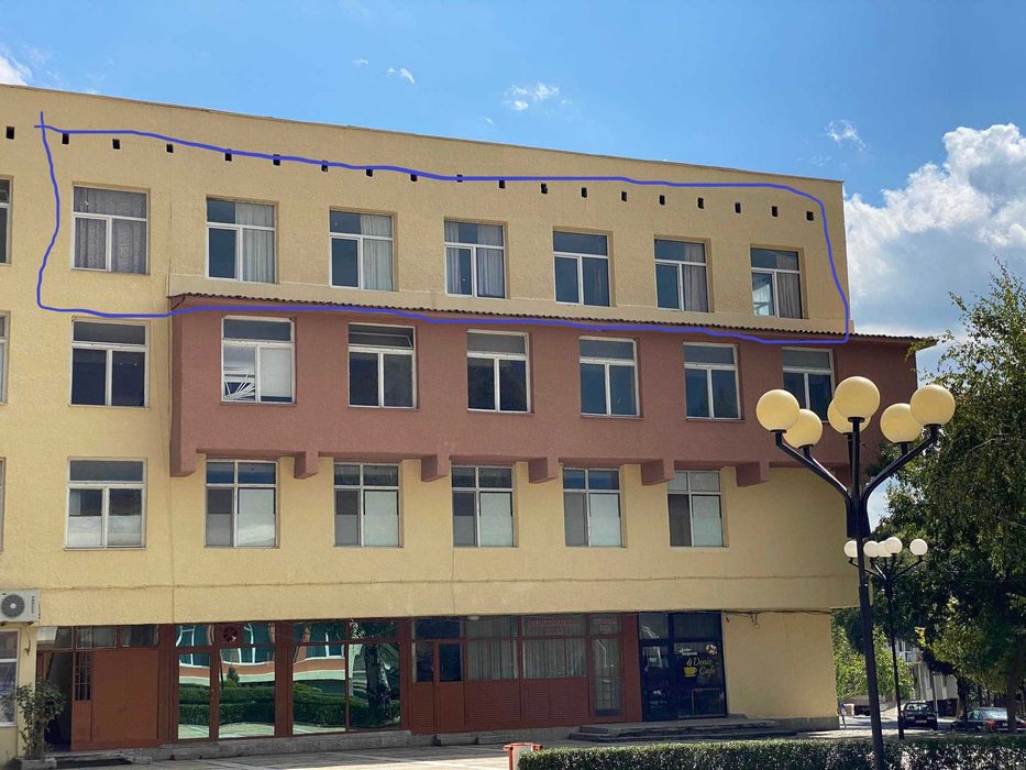 Половин етаж от сграда в центъра на гр. Джебел