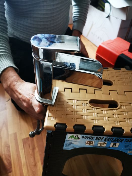 Продавам удобна метална батерия за баня и тоалетна..