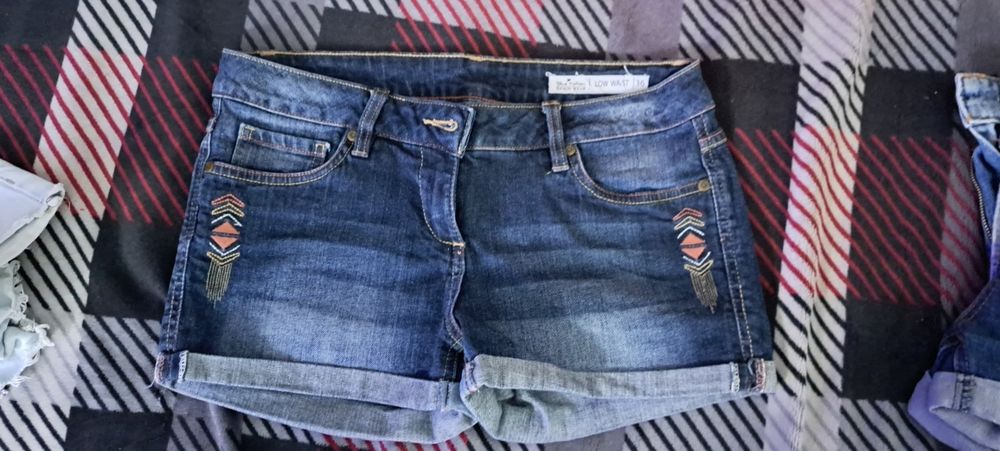 Blugi scurți noi cu eticheta Bershka, Nike și Zata
