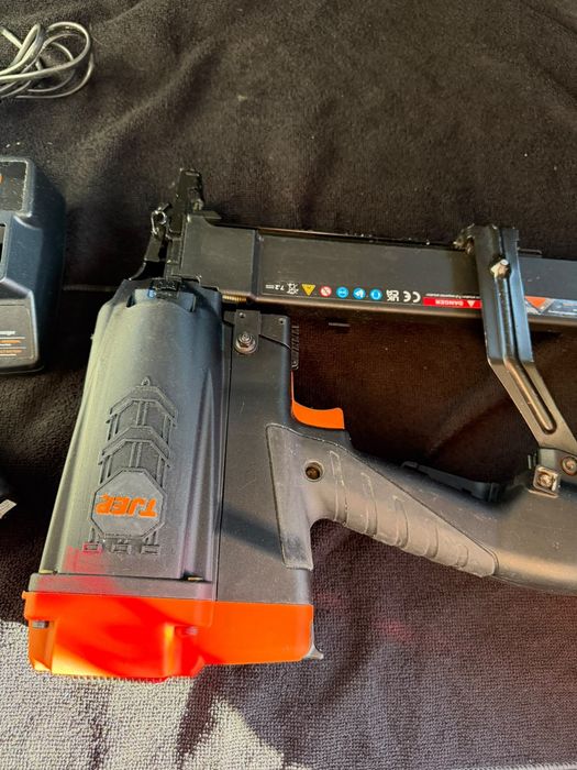 T jep pistol de cuie capse pe acumulator si gaz