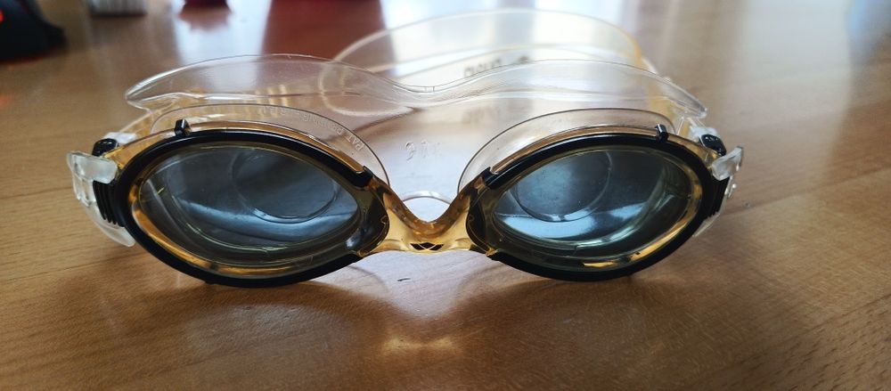 Продавам среден  клас очила за плуване Arena