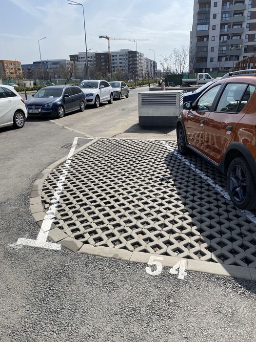 Închiriez loc de parcare