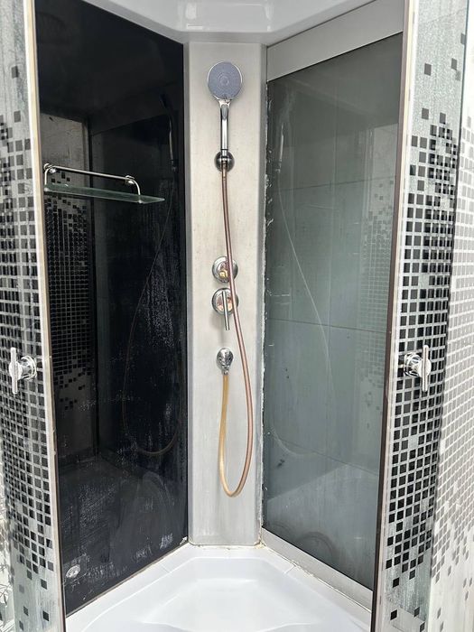 Угловая душевая кабина