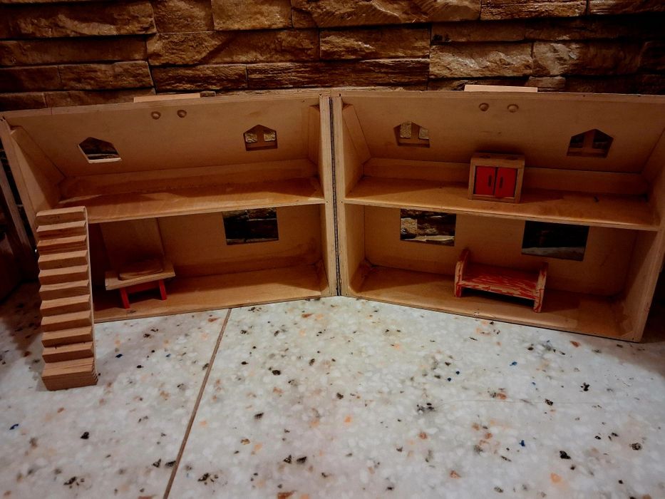 Casuta din lemn pentru păpuși