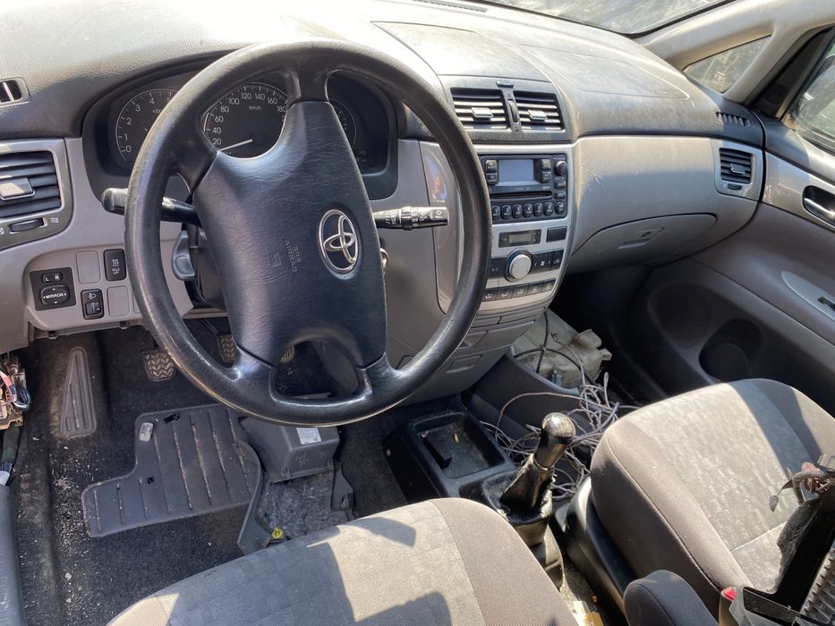 Toyota Avensis verso на части