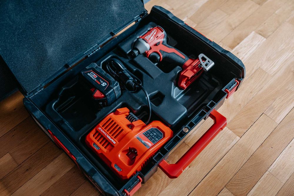 Акумул. винтоверт Milwaukee M18BLIDR-502X + батерия, зарядно, куфар