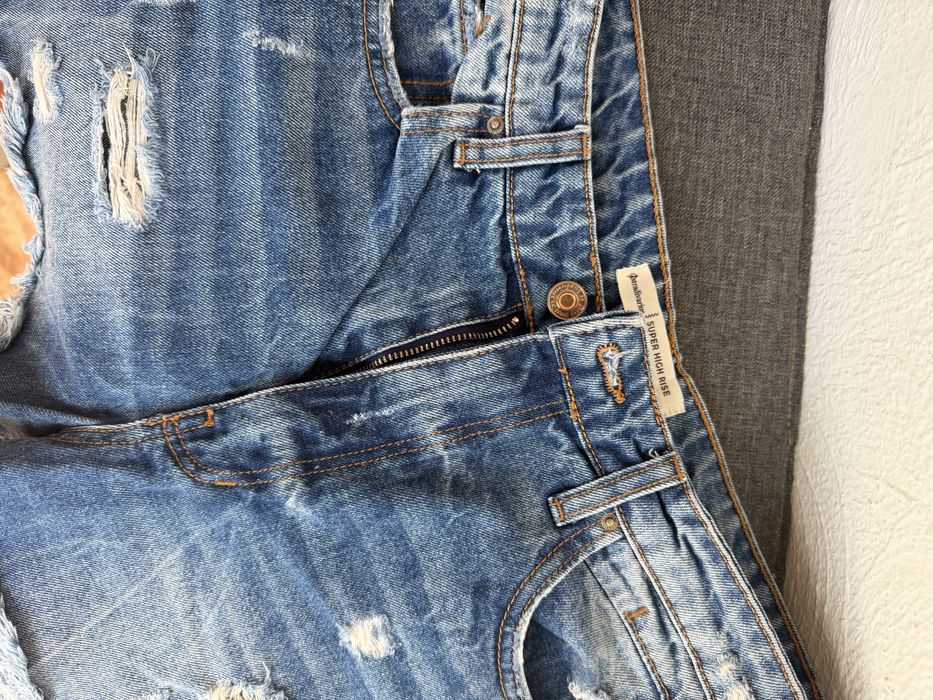 Pantaloni scurti de blugi Stradivarius