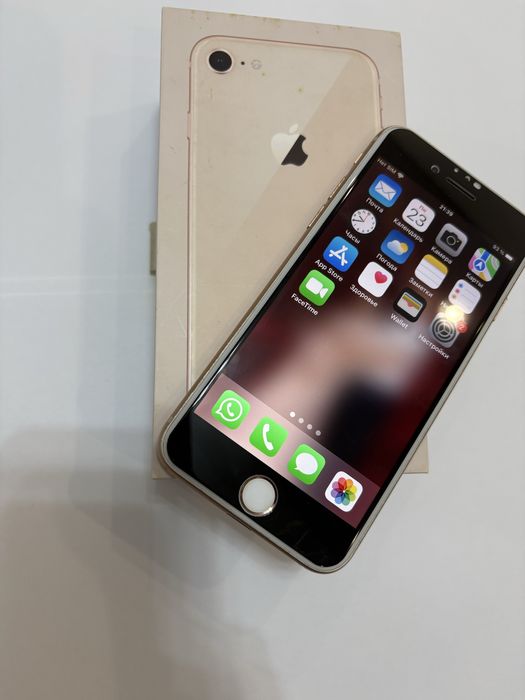 Продам Apple iPhone 8 64GB (золотой)