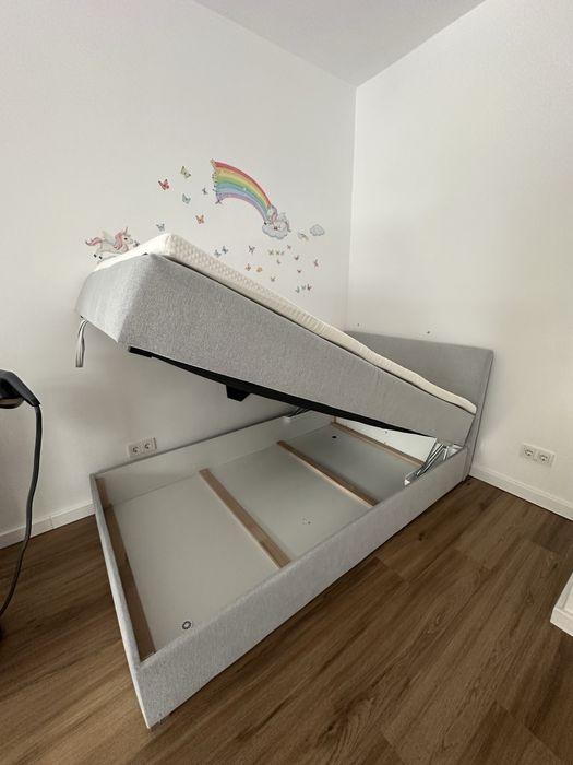 Pat gri cu spatiu de depozitare si saltea