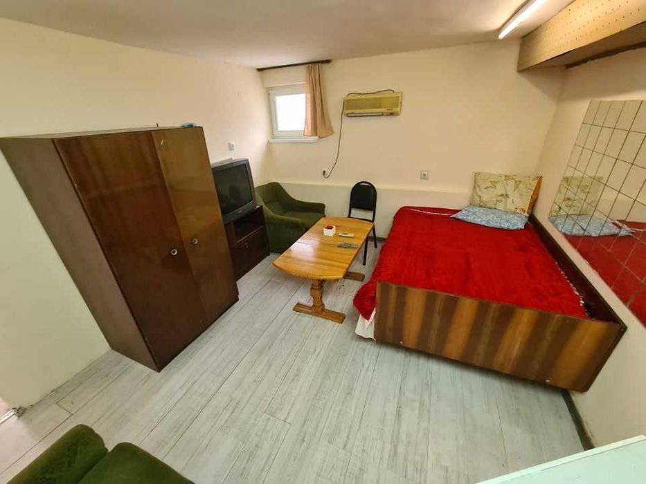 Дава се под наем Едностаен апартамент в Бургас, Център - 26 кв.м за 127.5 € - Снимка #1