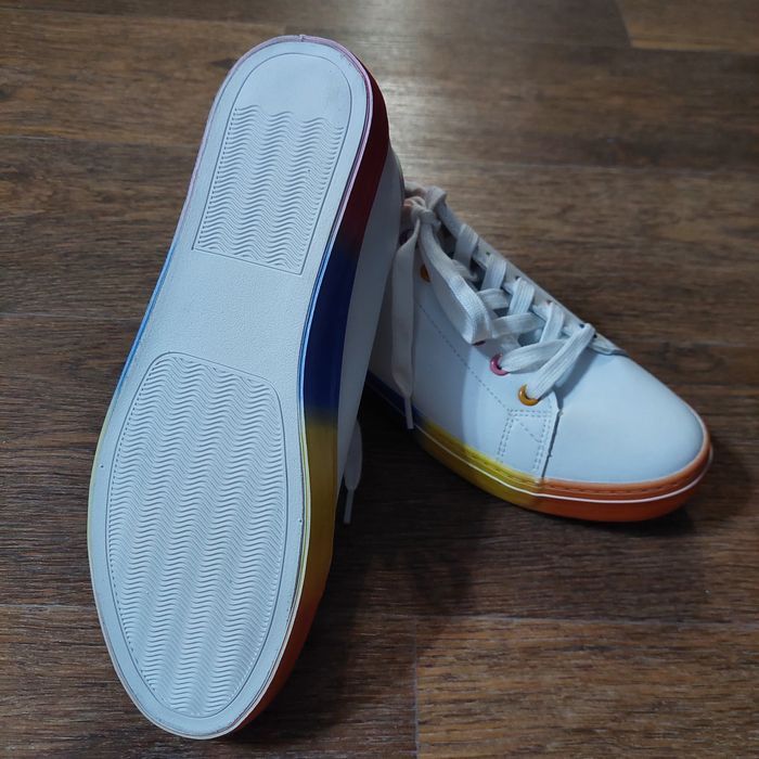 Продам новые кроссовки